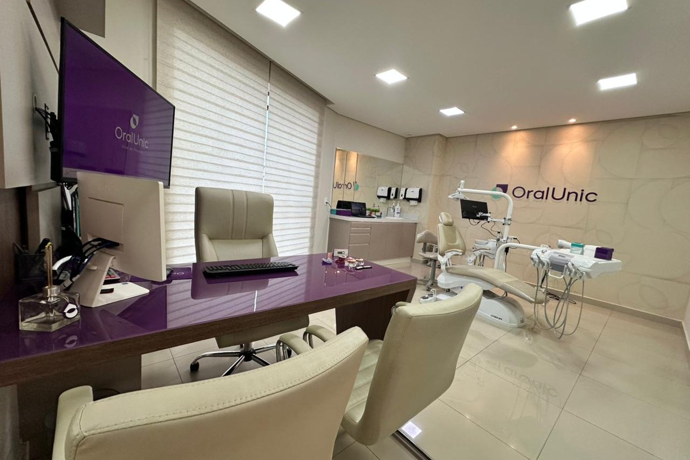 Sala de consulta e planejamento da Oral Unic Naviraí, com cadeira odontológica e monitor de apoio